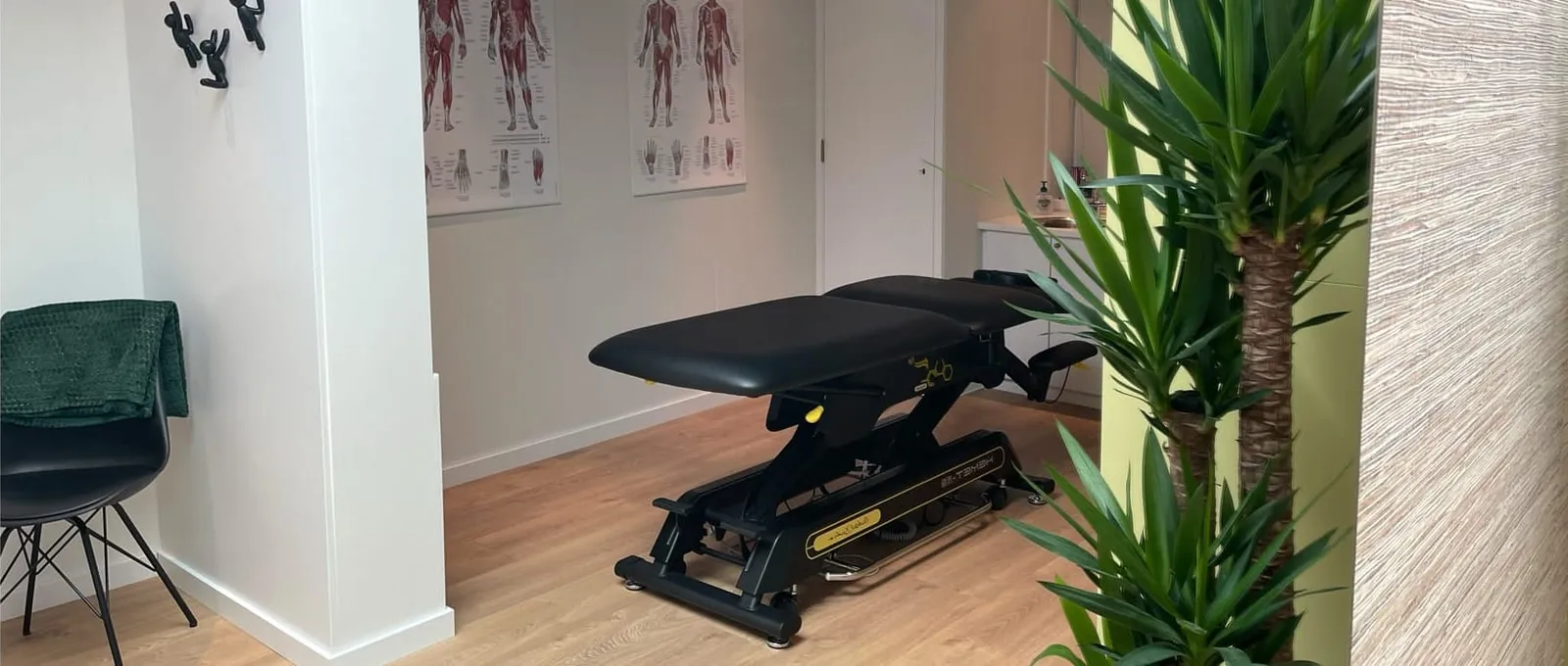 Behandelruimte van BodyFirst met een massagetafel