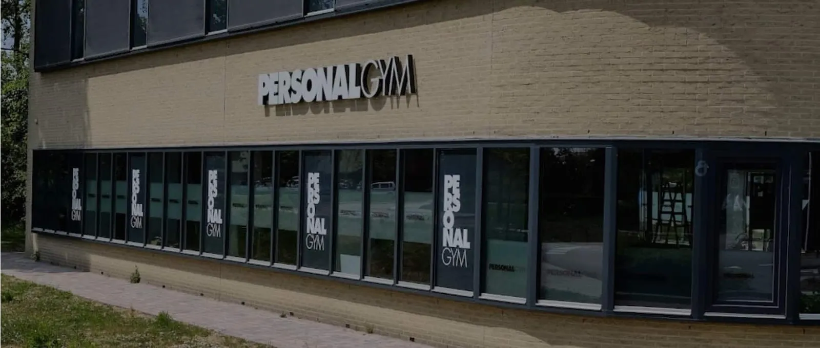 De gevel van PersonalGym in Heemskerk, waar BodyFirst gevestigd is