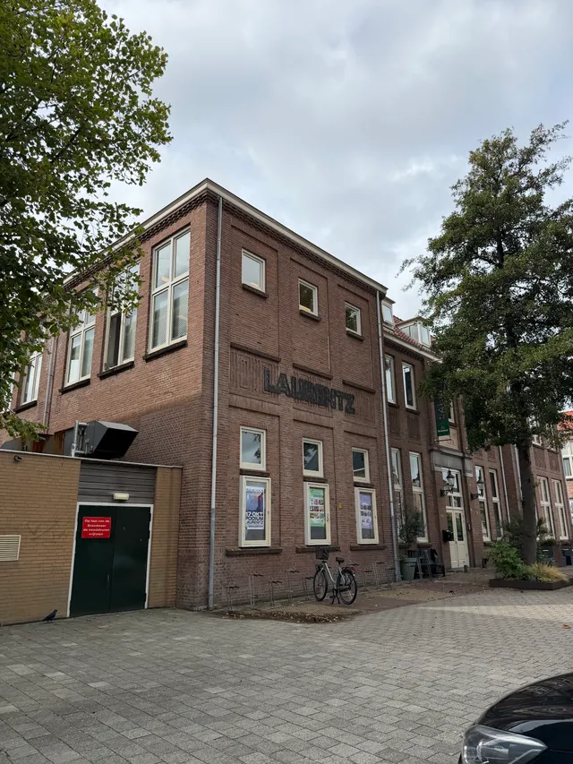 Het bakstenen hoekpand van Laurentz aan de Anthonie Verherentstraat in Heemskerk, met de nieuwe praktijkruimte van BodyFirst op de bovenverdieping